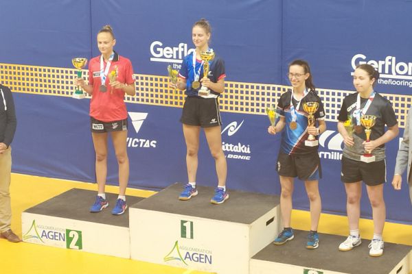 podium-simple-jfAC7E4467-2062-4D35-9FED-80D4DE3A0B25.jpg
